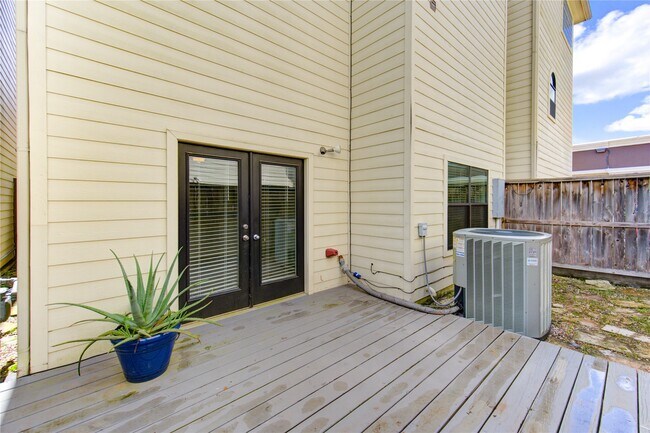 Building Photo - 650 Westcross St