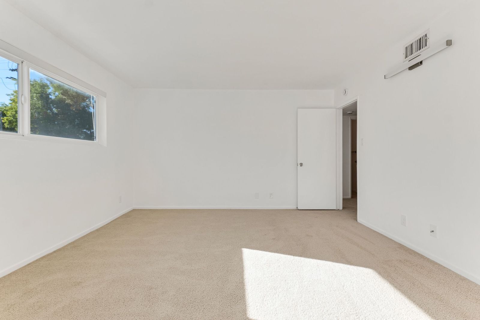 Building Photo - 4950 Louise Ave