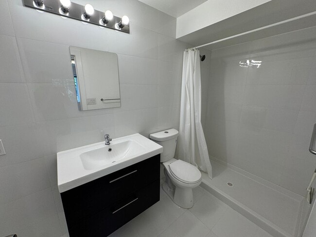 Building Photo - Spacious 5BR/6BA Updated Home with Private...
