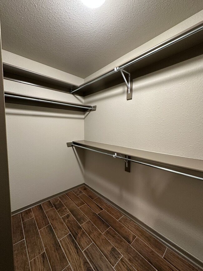 Building Photo - $2,200.00 Move-in-Special