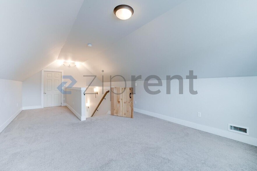 Building Photo - Unit