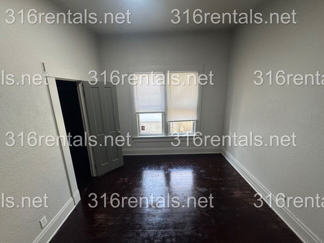 Building Photo - $899- 2 bed 1 bath - Single Family Home