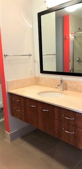 En Suite Bathroom - 1221 SW 10th Ave