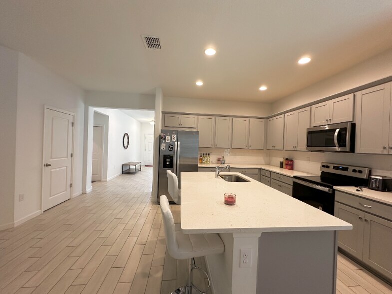 Building Photo - 3501 Yarian Dr