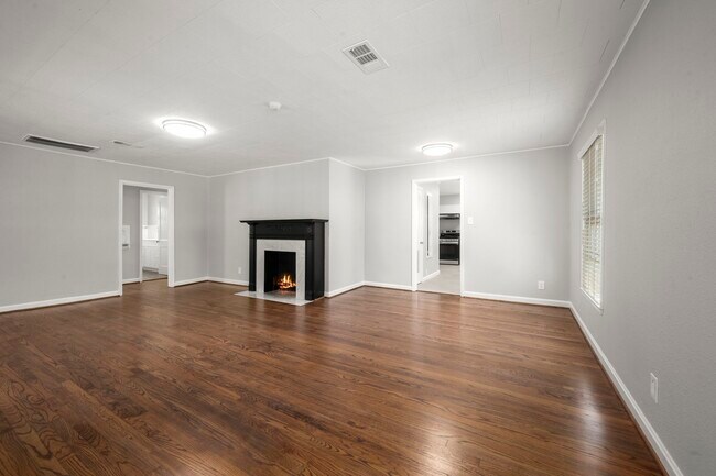 Building Photo - 6438 Pinehurst Dr