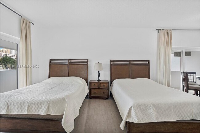 Building Photo - 500 Bayview Dr