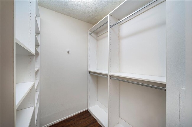 Building Photo - GREAT CONDO CLOSE TO VALENCIA MALL!