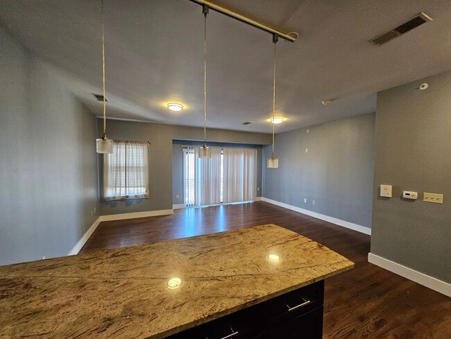 Building Photo - 700 New St