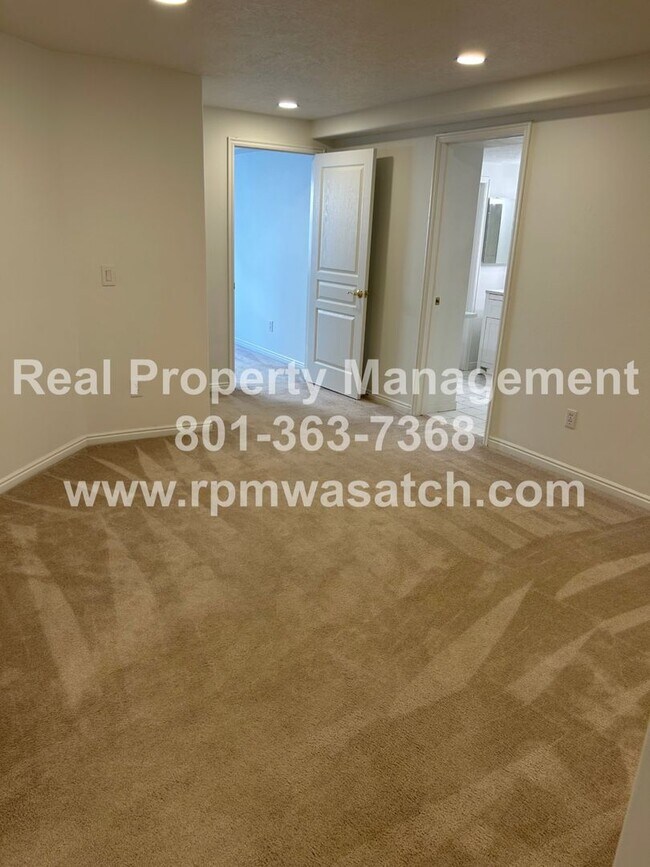 Building Photo - Don't miss out on this gorgeous and spacious basement apartment. It will go fast!!