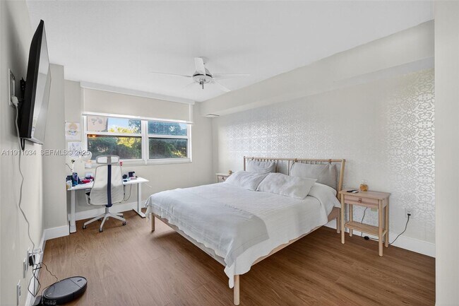 Building Photo - 19501 W Country Club Dr