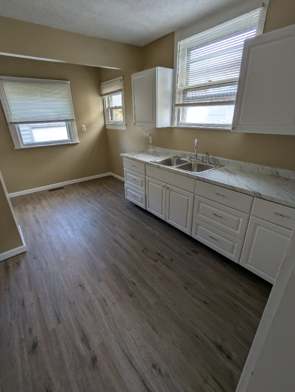 Building Photo - 617 Dewey Ave