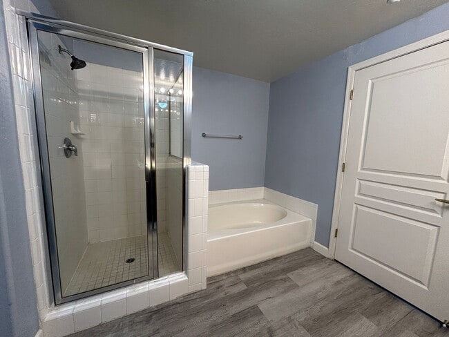 Building Photo - 955 E Knox Rd