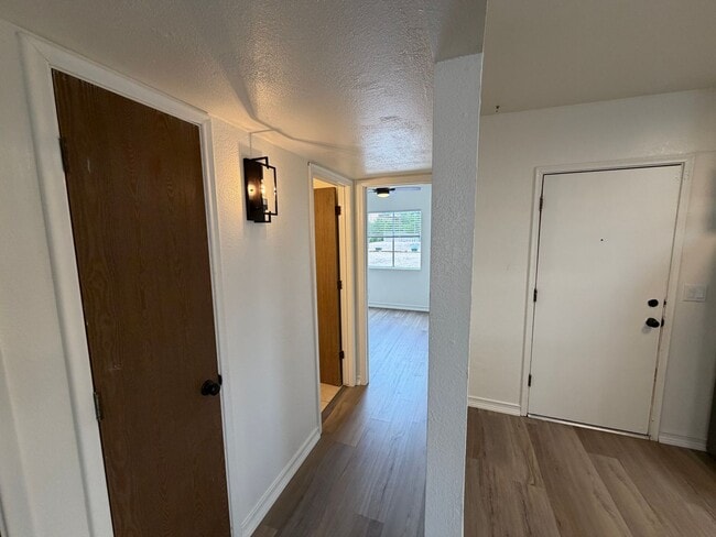 Building Photo - FRESHLY REMODELED!