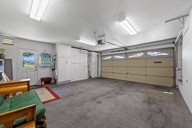 Building Photo - Sweeping Views! Rare and Peaceful 5-home e...