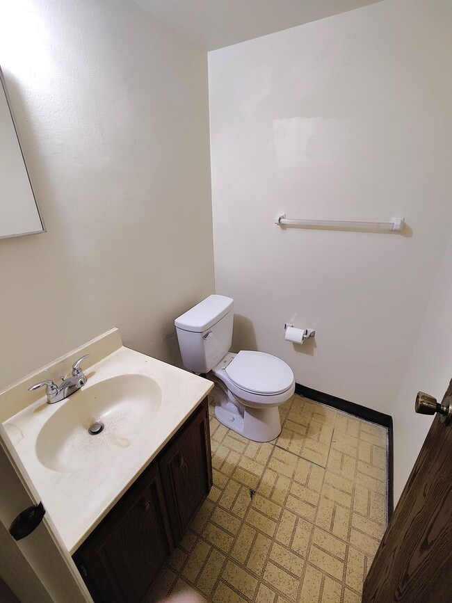 Building Photo - *Well-Maintained 3BD/1.5BA Townhouse Available in Whitehall*