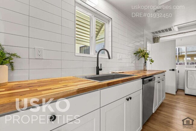 Building Photo - "Charming 2-Bed Retreat in the Heart of Sa...