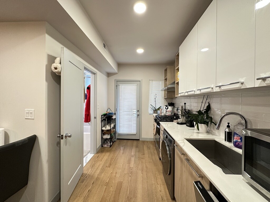 Building Photo - 2341 W Walton St