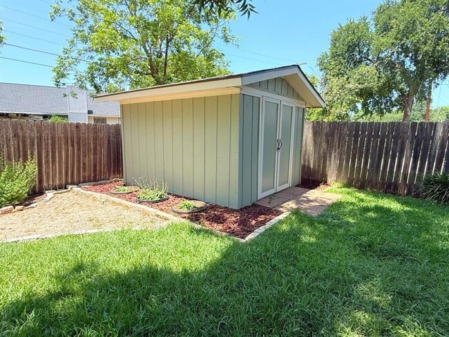 Building Photo - 2631 Oak Meadow Dr