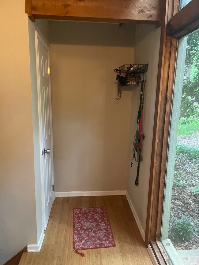 Building Photo - 1543 Hillhaven Dr