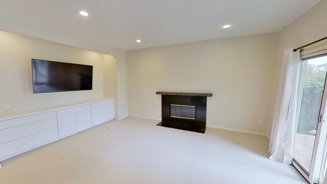 Building Photo - Spacious 4 Bed / 3 Bath Winchester Commons Home!
