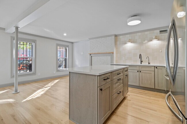 Building Photo - 347 Kosciuszko Street