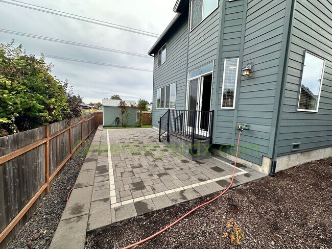 Building Photo - Gorgeous 3-Bedroom 2.5-Bathroom House with...