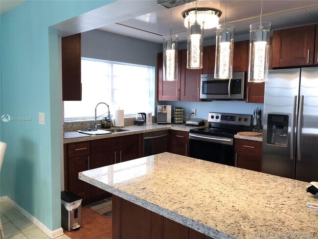 Building Photo - 1817 S Ocean Dr