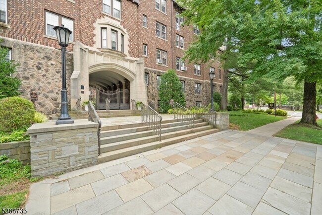 Building Photo - 275 Engle St