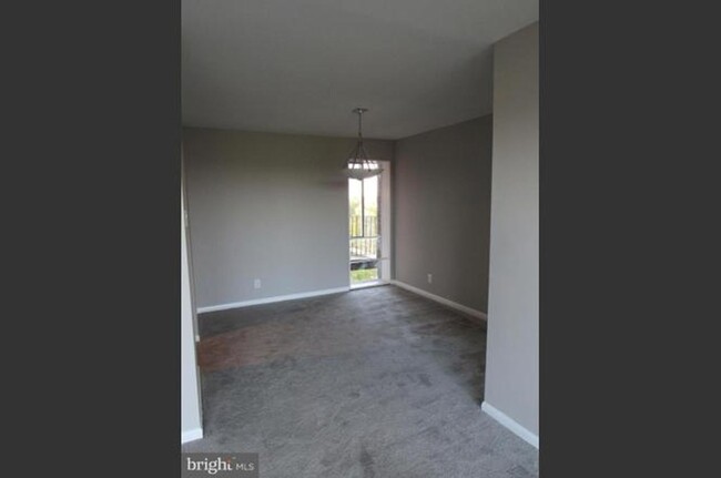 Building Photo - NEWLY AVAILABLE - RENOVATED 3 BR UNIT IN T...