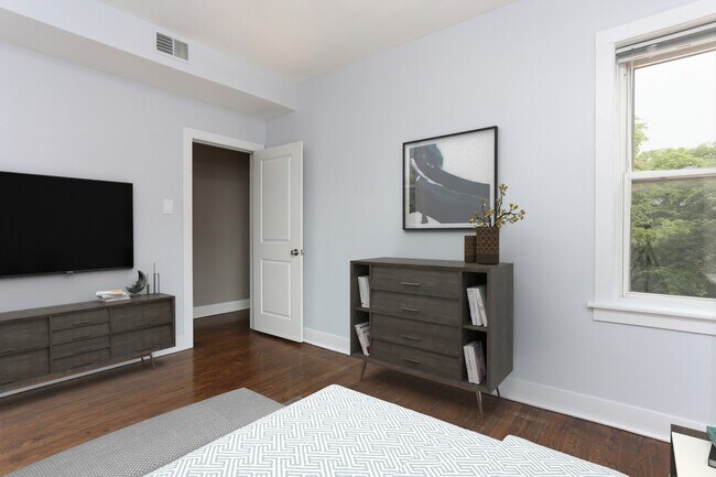 Building Photo - 2647 W Potomac Ave