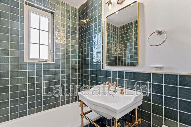 Building Photo - 1050 N Pearl St