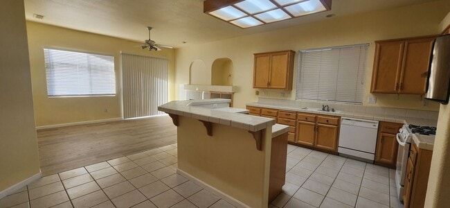 Building Photo - Large single story 4bd/3bath home in Elk Grove!!!