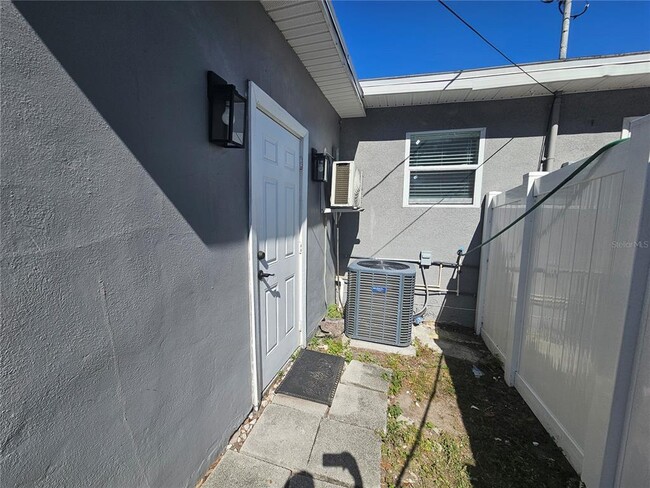 Building Photo - 806 S Solandra Dr