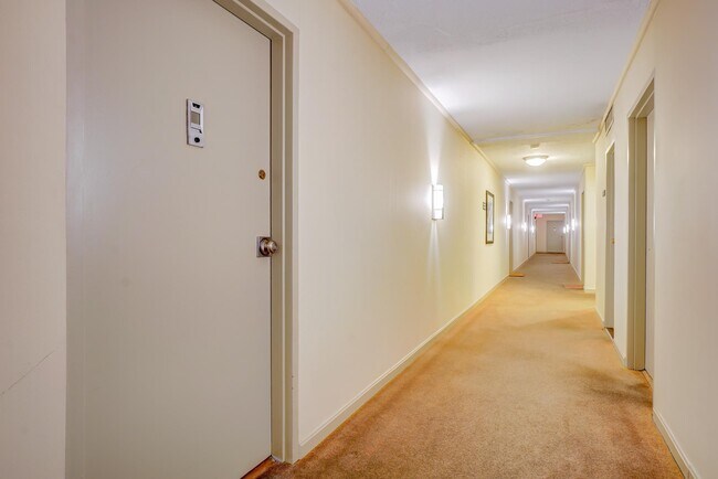 Building Photo - 7400 Lakeview Dr