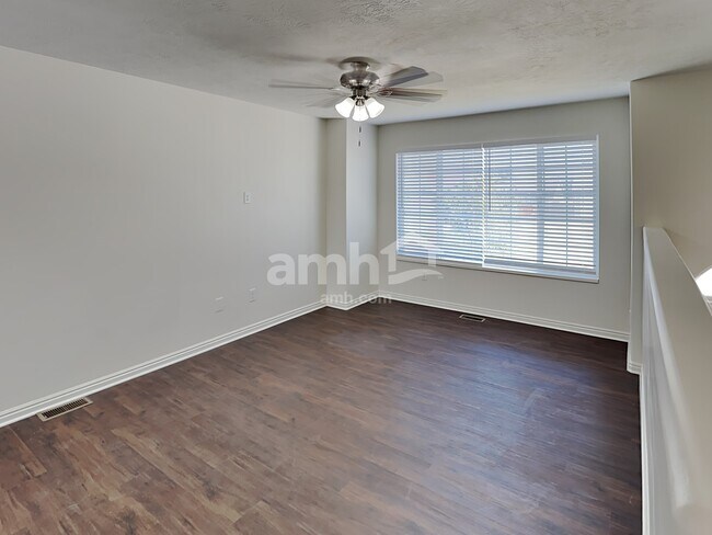 Building Photo - 949 580 E