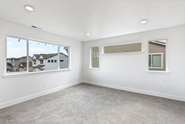 Building Photo - 4 bedroom home in desirable neighborhood