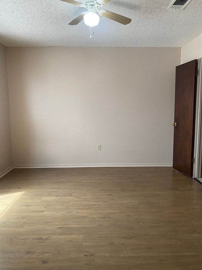 Building Photo - 2 bedroom 2 bath town home in a gated comm...