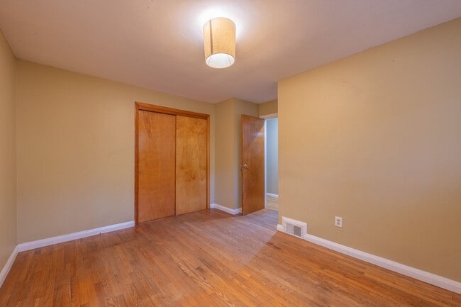 Building Photo - 3-Bedroom Ranch with Updated Kitchen