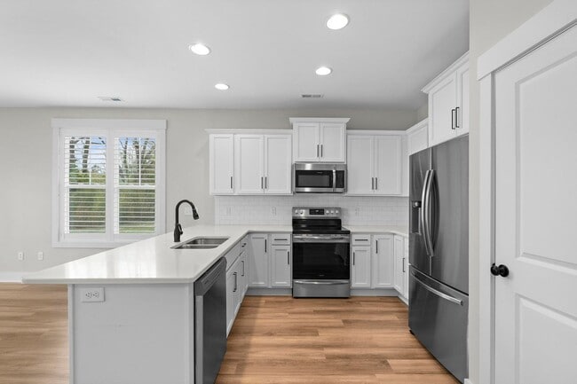 Building Photo - Townhome in Hampstead!