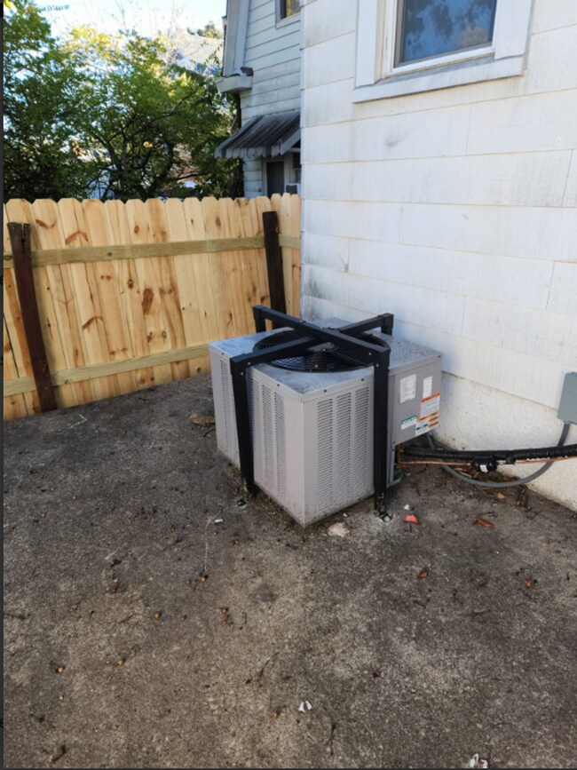 Building Photo - 3 bedroom 2 bath with Garage