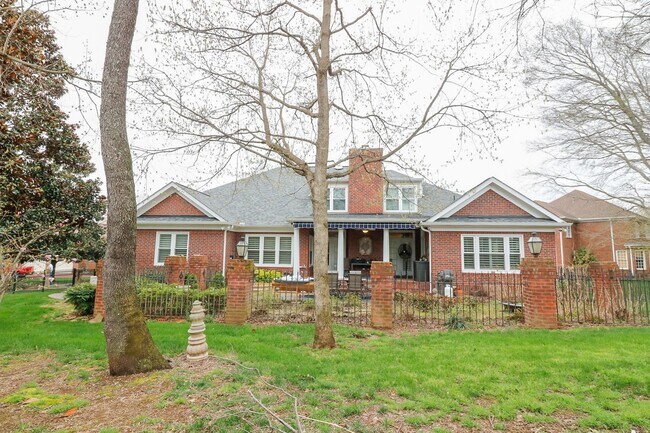 Building Photo - 5 Bed, 3.5 Bath w/ 3 Car Garage Less than 1 Mile from Downtown Franklin