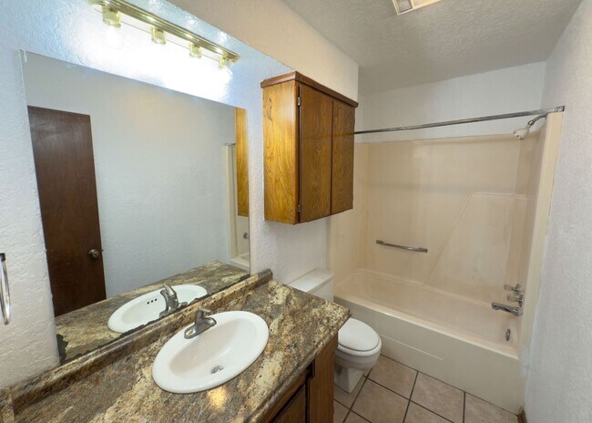 Building Photo - $500 OFF MOVE IN SPECIAL | Duplex in Centr...