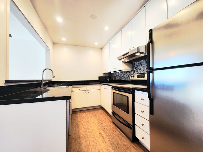 Building Photo - Top floor large 2 bed 2 bath open views at Woodlake