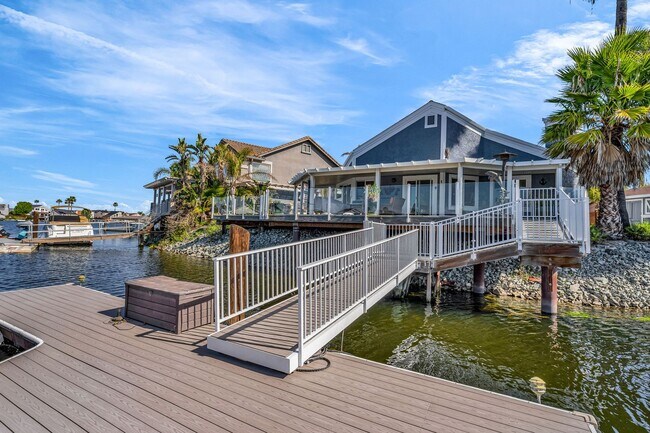 Building Photo - INCREDIBLE LOCATION... END OF CUL DE SAC WITH OVER 100 FEET ON WATER... MARVELOUS DOCK AND DECK W...