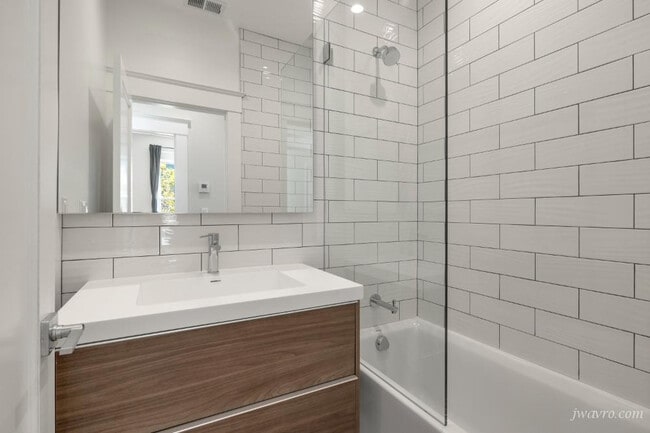 Building Photo - 439 Oak St