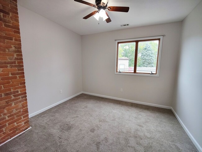 Building Photo - *Recently Updated 2BD/1BA Apartment availa...