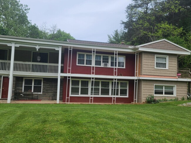 Building Photo - 1850 Hays Ln