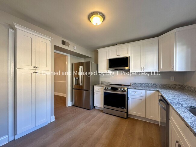 Building Photo - Beautifully updated huge townhouse in Wood...