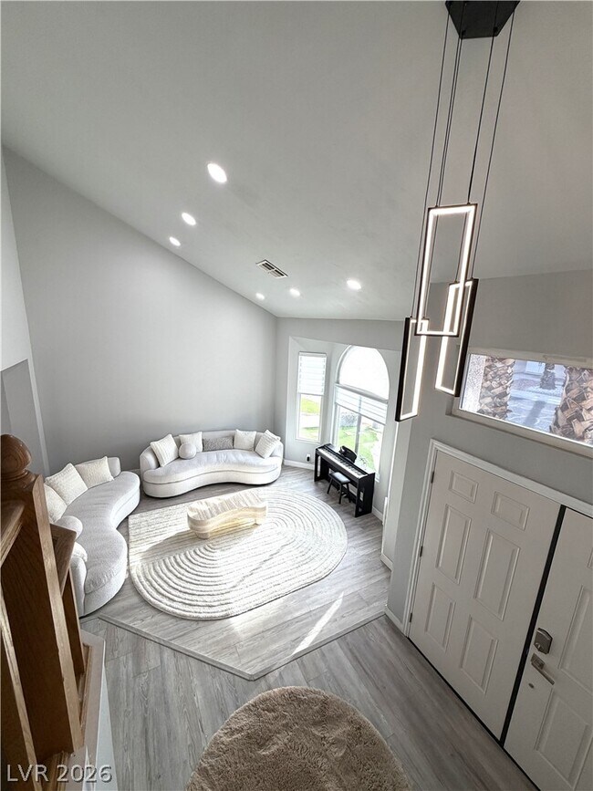 Building Photo - 2724 Monrovia Dr