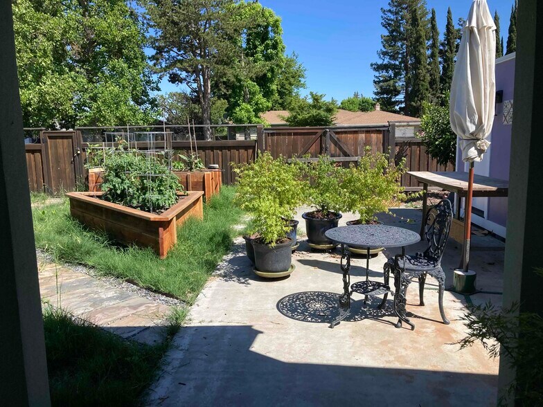 Building Photo - 6815 Harmon Dr